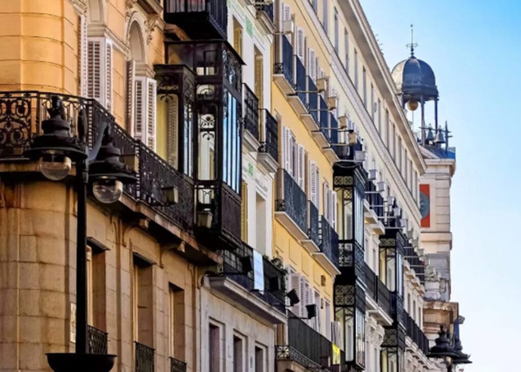 Fachadas con balcones típicos del centro, ideal para alojarse en un hostal Barrio de las Letras Madrid