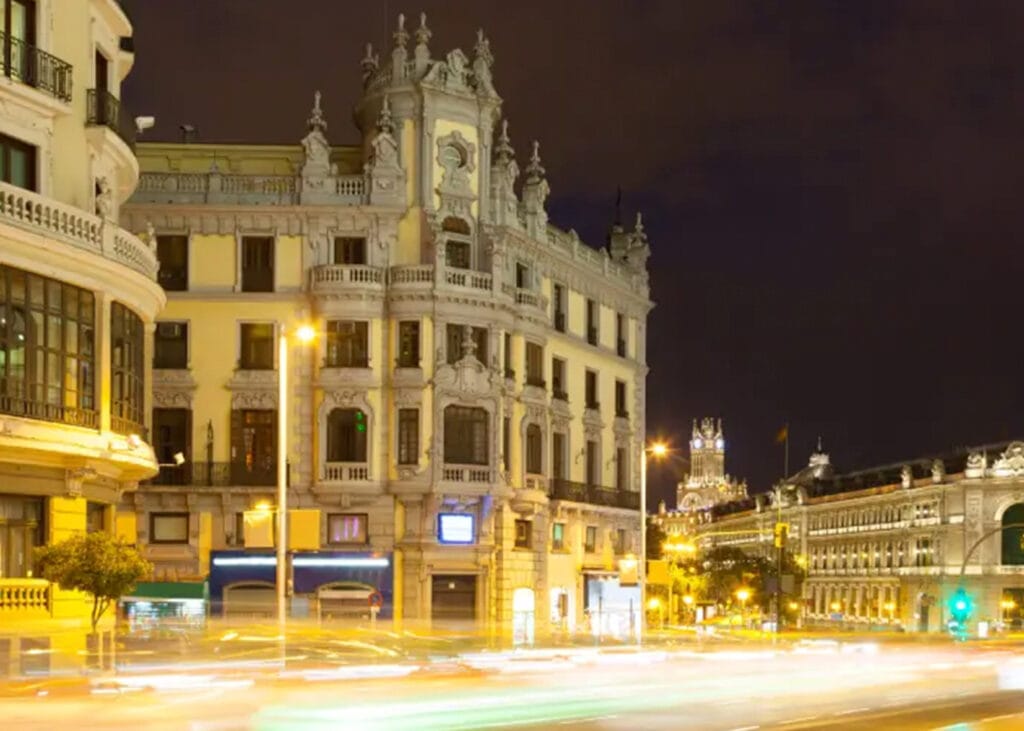 Vista nocturna de la Gran Vía, ideal para alojarse en un hostal cerca Gran Vía Madrid