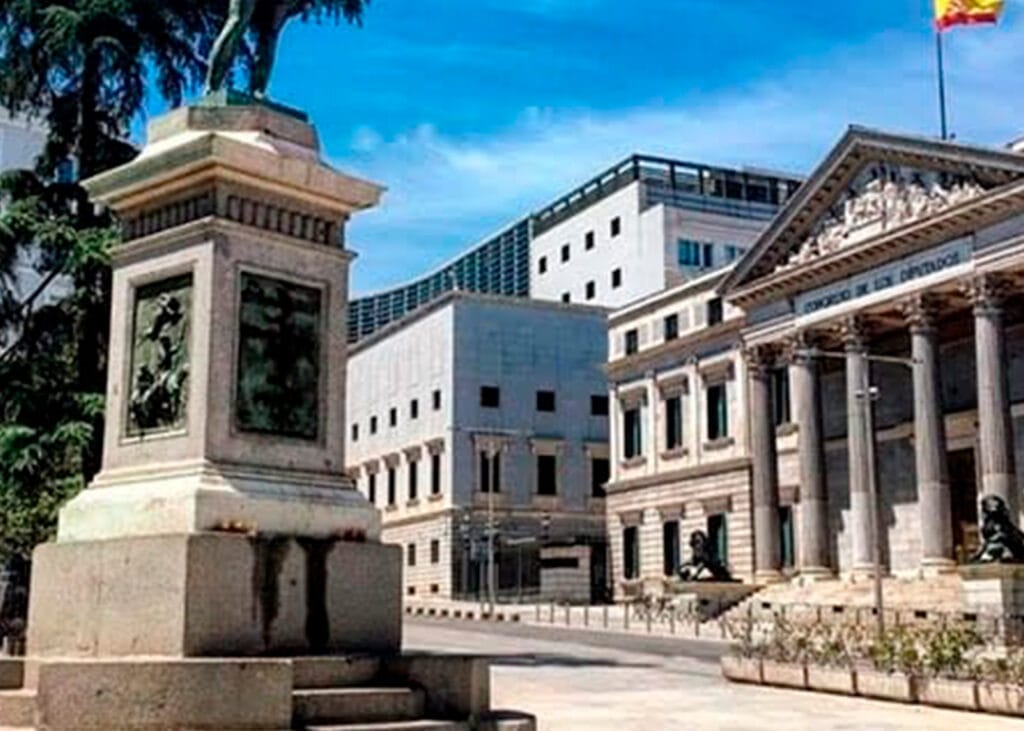 Congreso de los Diputados en la Plaza de las Cortes, cerca de un hostal en zona Las Cortes Madrid
