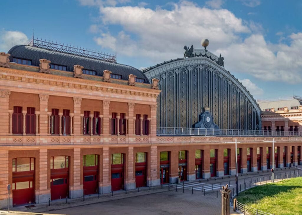 Fachada histórica de la Estación de Atocha, referencia para elegir hostales cerca de Atocha en Madrid