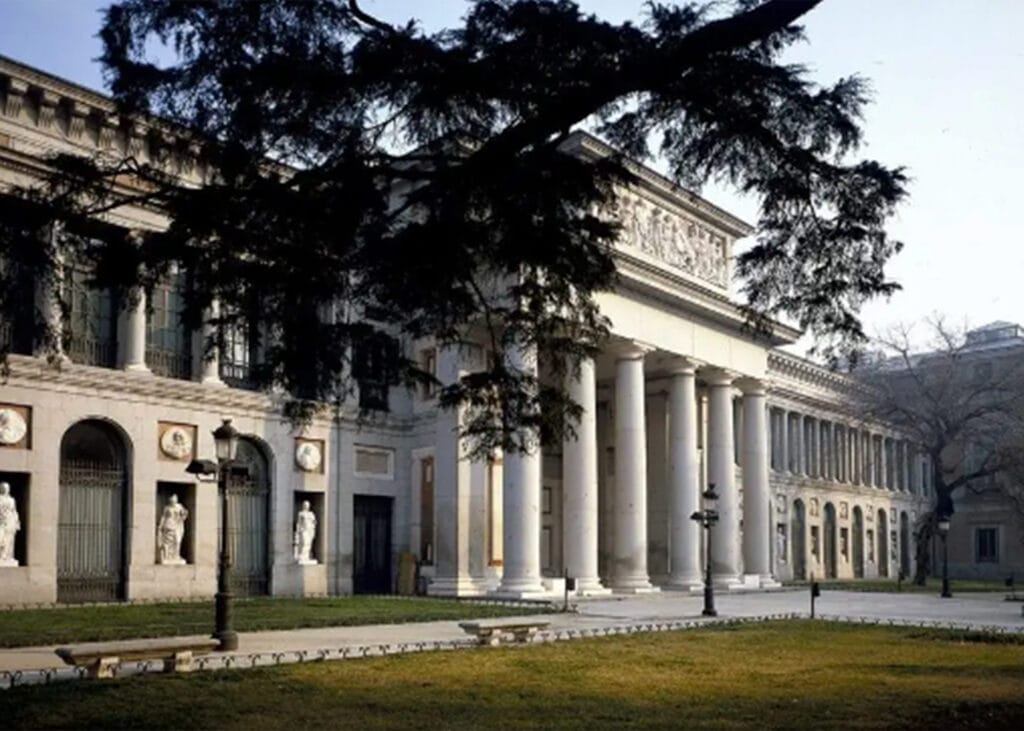 Fachada del Museo del Prado en Madrid, zona ideal para hostales cerca del Museo del Prado