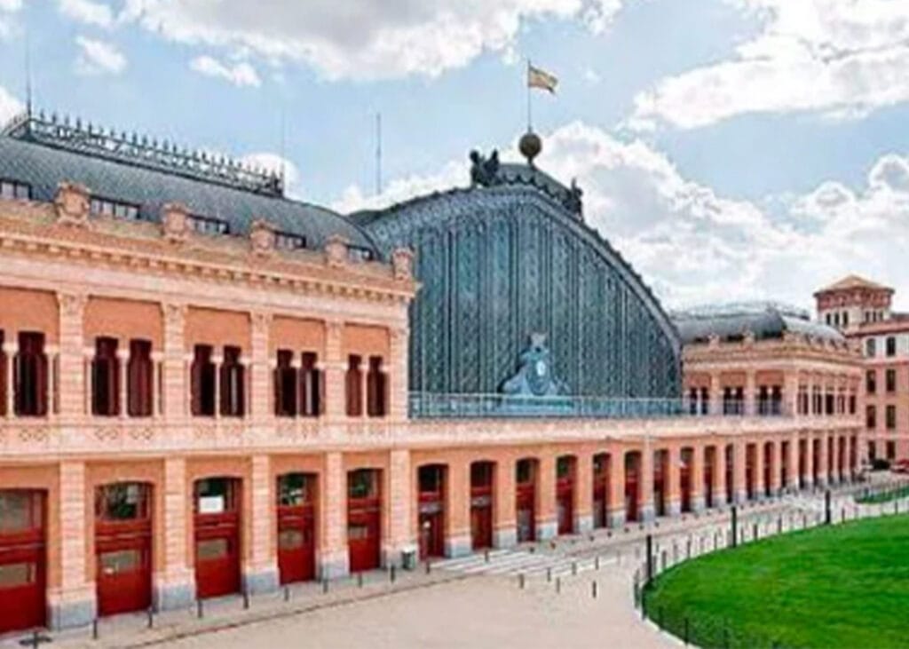 Fachada de la Estación de Atocha en Madrid, ideal para hostales zona Atocha Madrid cerca del transporte y el centro