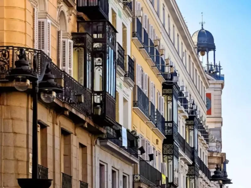 Calles y balcones del Barrio de las Letras en Madrid