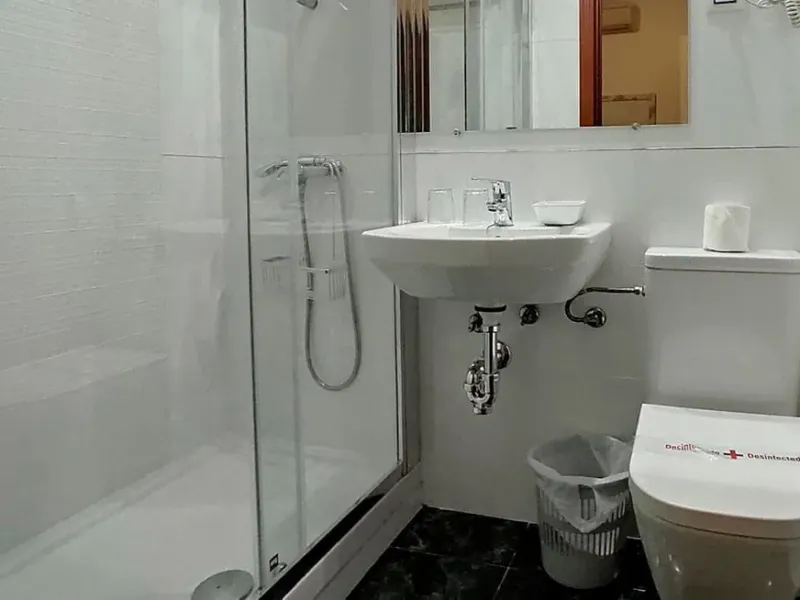 Baño completo con ducha en el Hostal Bruña