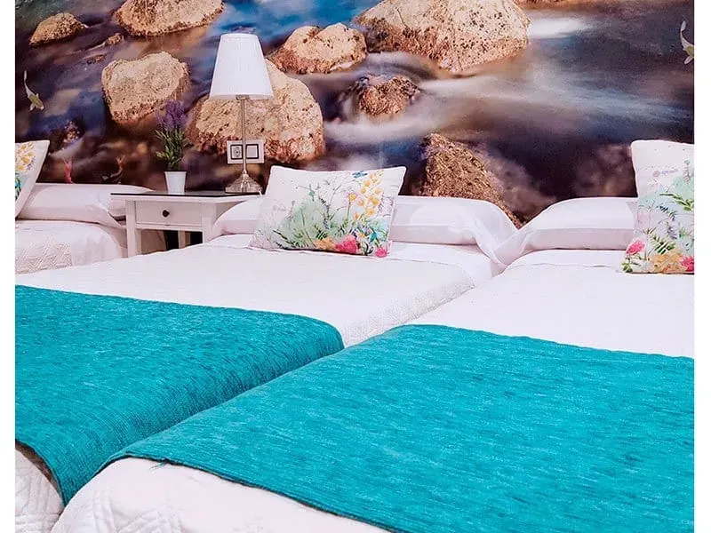 Habitación doble con cama extra para tres personas en el Hostal Bruña